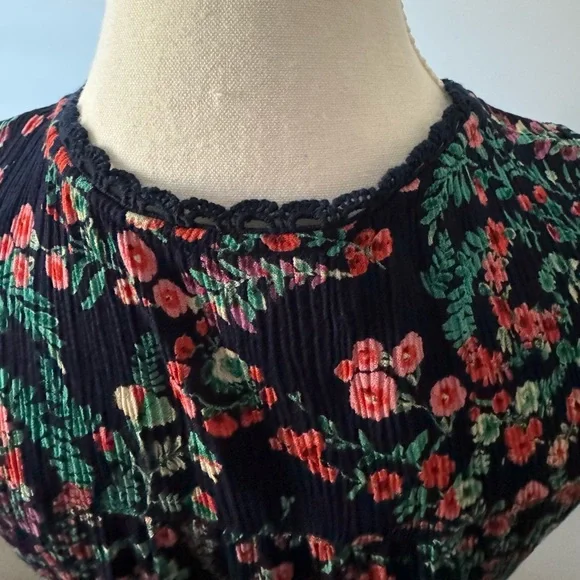 Bila Floral Navy Blue Lace Sleeveless Top Size M - Picture 6 of 11